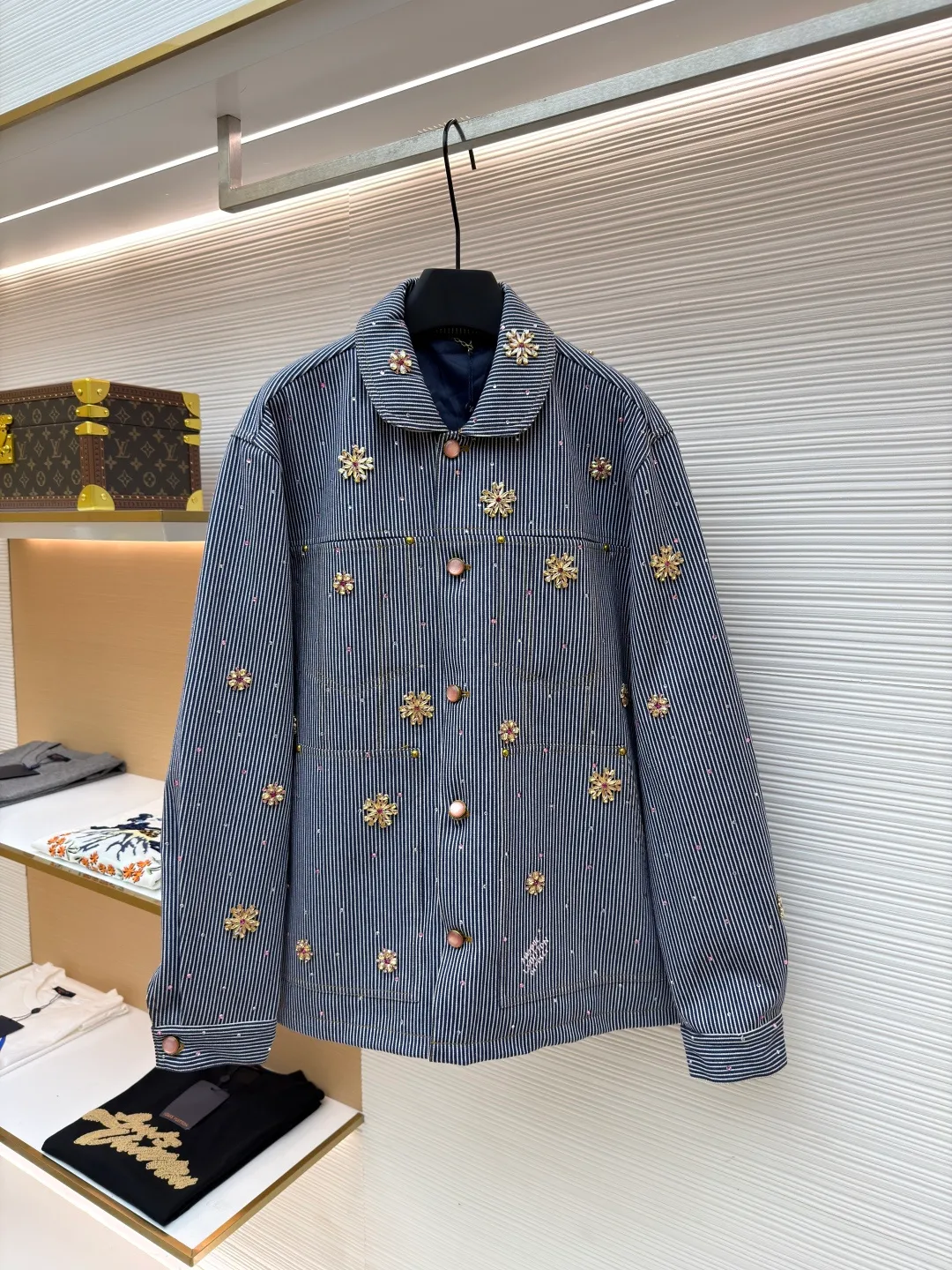 LOUISVUITTON Nigo hickory color cherry blossom rhinestone new denim jacket ●Original version: 69500 ​​purchase and development ●Item number: 1680734-E10 ●Fabric: denim fabric ●Technology: rhinestone production ●Version: fitted version ●Weight: about 1220 grams ●Size: 46-48-50-52 ●Description: New joint brand, high-order quality, the highest version on the market! Heavy-duty hand-sewn cherry blossom diamonds, precise positioning, extremely time-consuming, comparable to the original, a fashion item worthy of your collection, the overall wiring is straight and delicate, the fabric is comfortable and soft, the color is consistent and no color difference. It can be matched with the same style to create a fashionable look, to control various occasions, customized accessories, complete three standards, the same style for men and women!